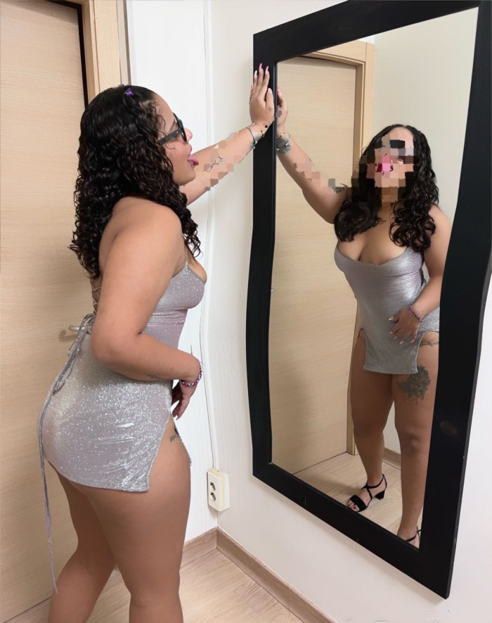 CON SUS MANOS DE DIOSA