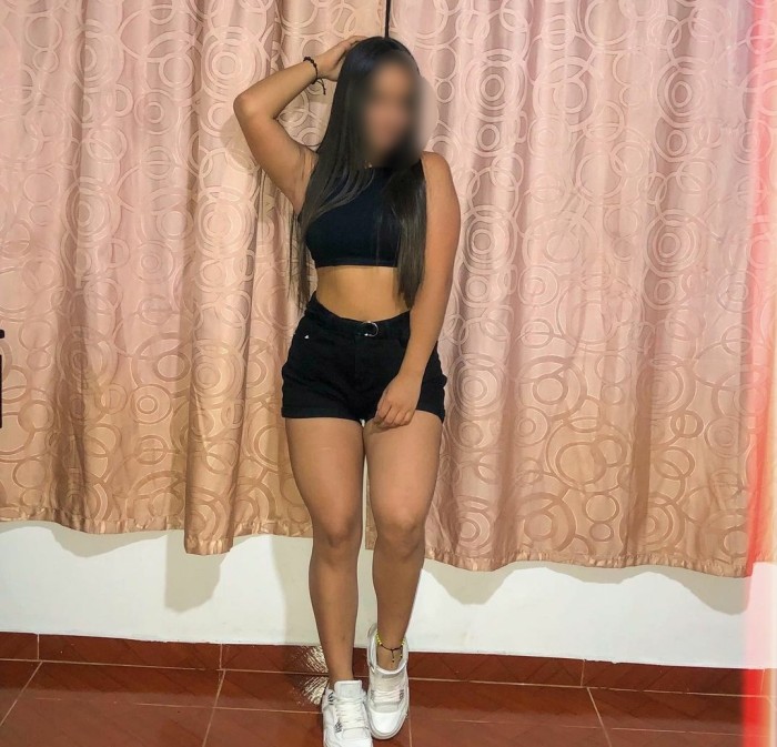 LATINA CON EL COÑITO CALIENTICO