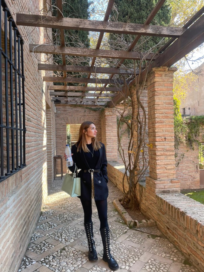 JOVEN Y BONITA CHICA ESPAÑOLA VENGO PARA QUEDARME.