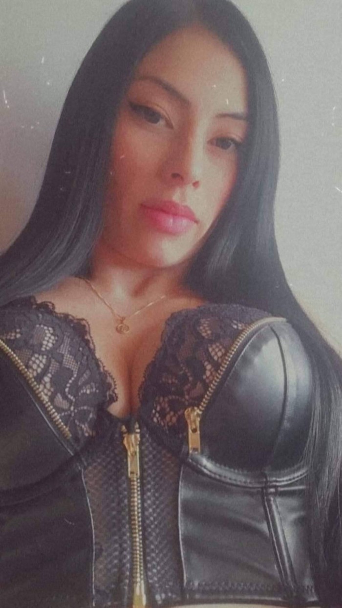 ABRIL…UNA CHICA SUPER SEXY Y  CARIÑOSA