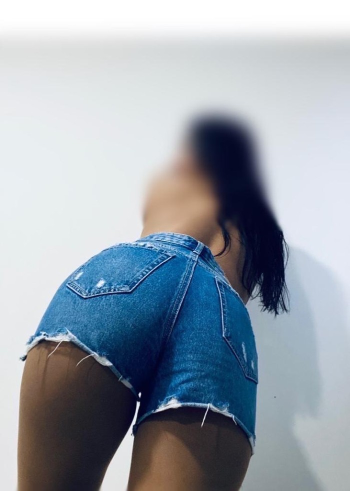 UNA LATINA DE SANGRE CALIENTE Y EL COÑITO TAMBIEN