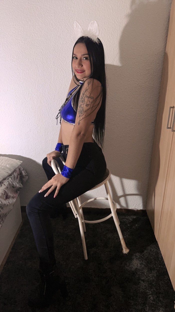 LOQUITA ADICTA A LA POLLA, MUY PUTITA Y TRAVIESA