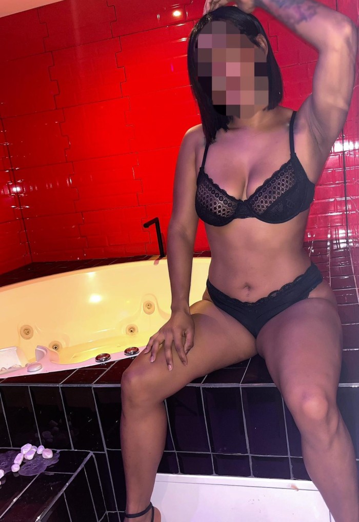 ARDIENTE MORENAZA MUY SENSUAL Y FOLLONA SALIDAS