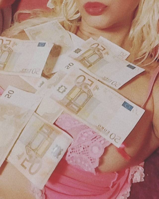 Victoria mansión baby domina con mazmorra