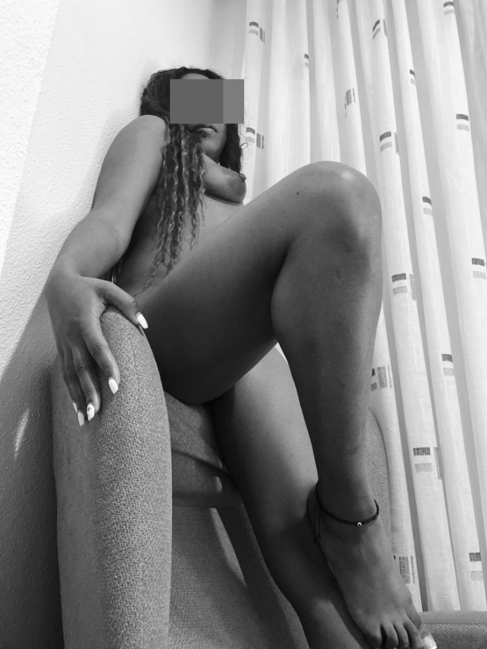 LINDA AFRICANA JOVENCITA CON MUCHA POTENCIA