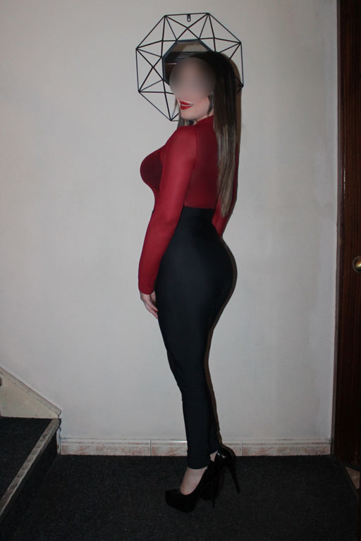 Laura disfruta de mis manos sin presas pero con to