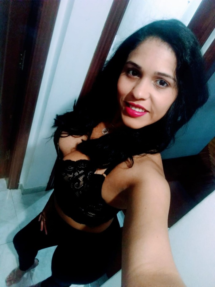 Carolina, joven fiestera guapa y atractiva