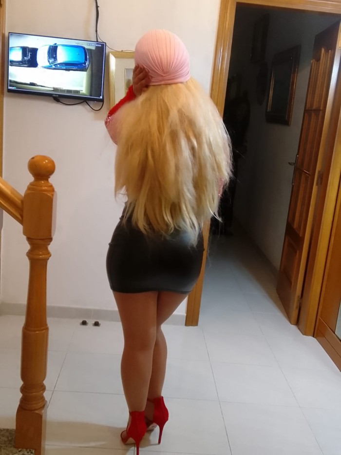 Simpática con grandes tetas para una paja y cubana