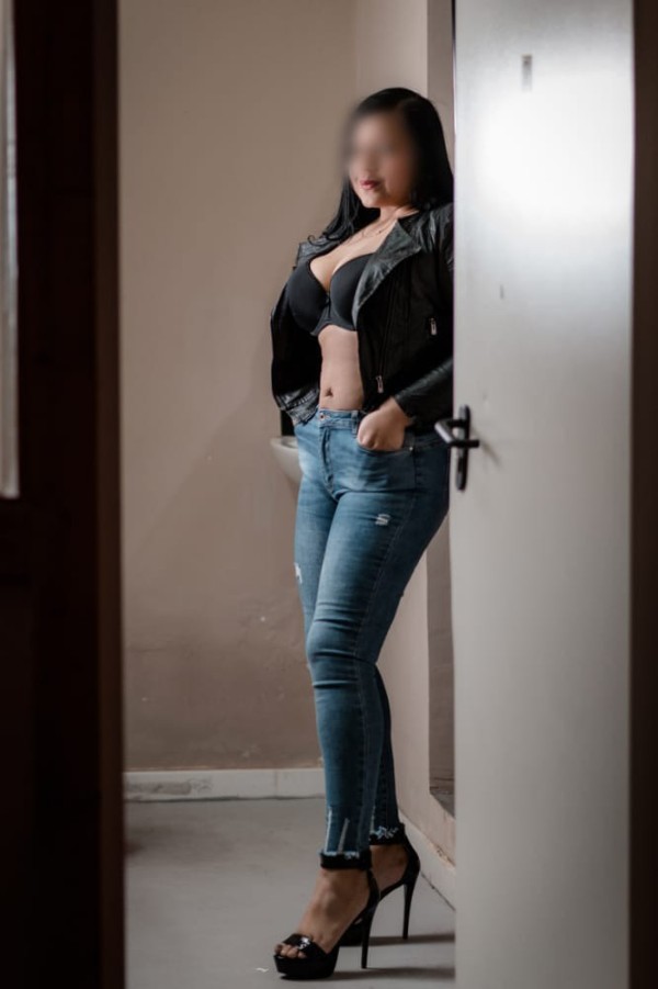 Latina atrevida y llena de deseo