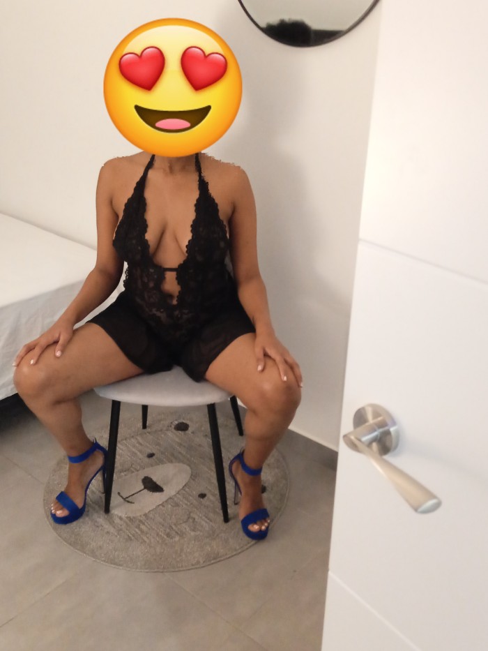 ALTA DELGADA CARA BONITA , MULATA NAOMI —-