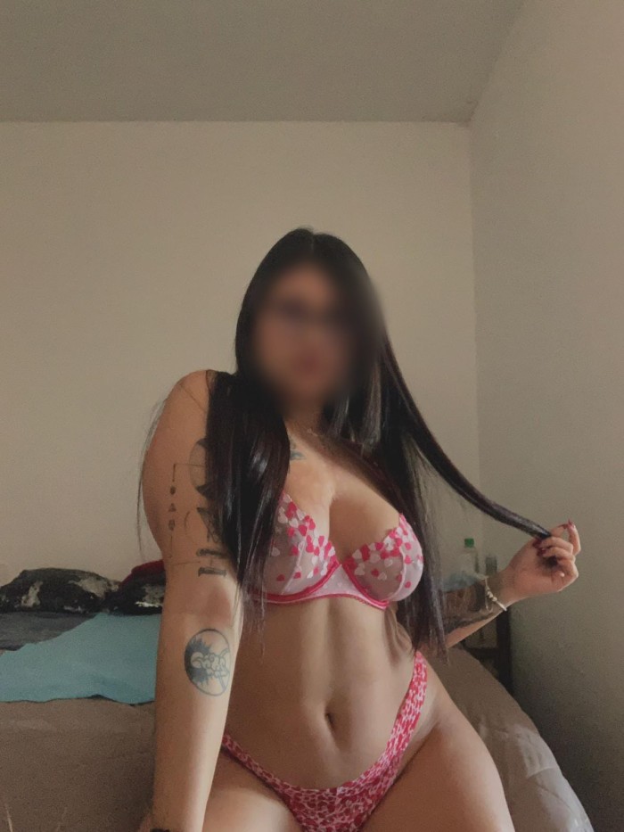 Jovencita latina cachonda, ardiente y complaciente