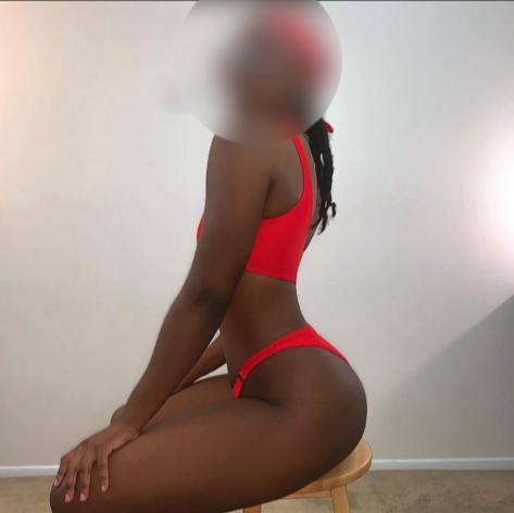 Nikol, africana delgada cachonda y atractiva