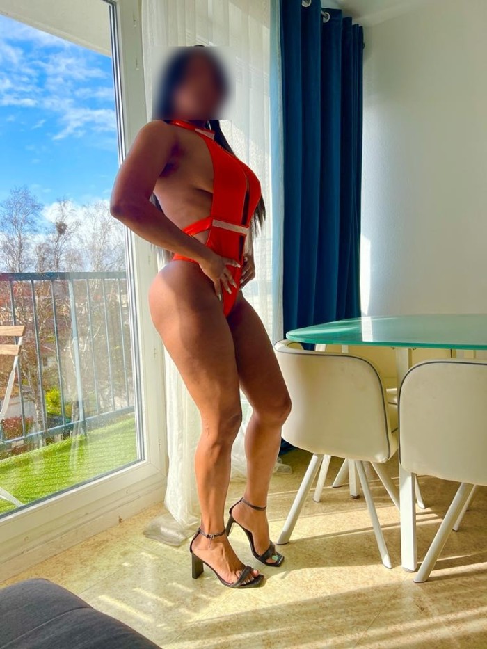 MAKARENA, TU MULATITA CALIENTE Y FIESTERA…