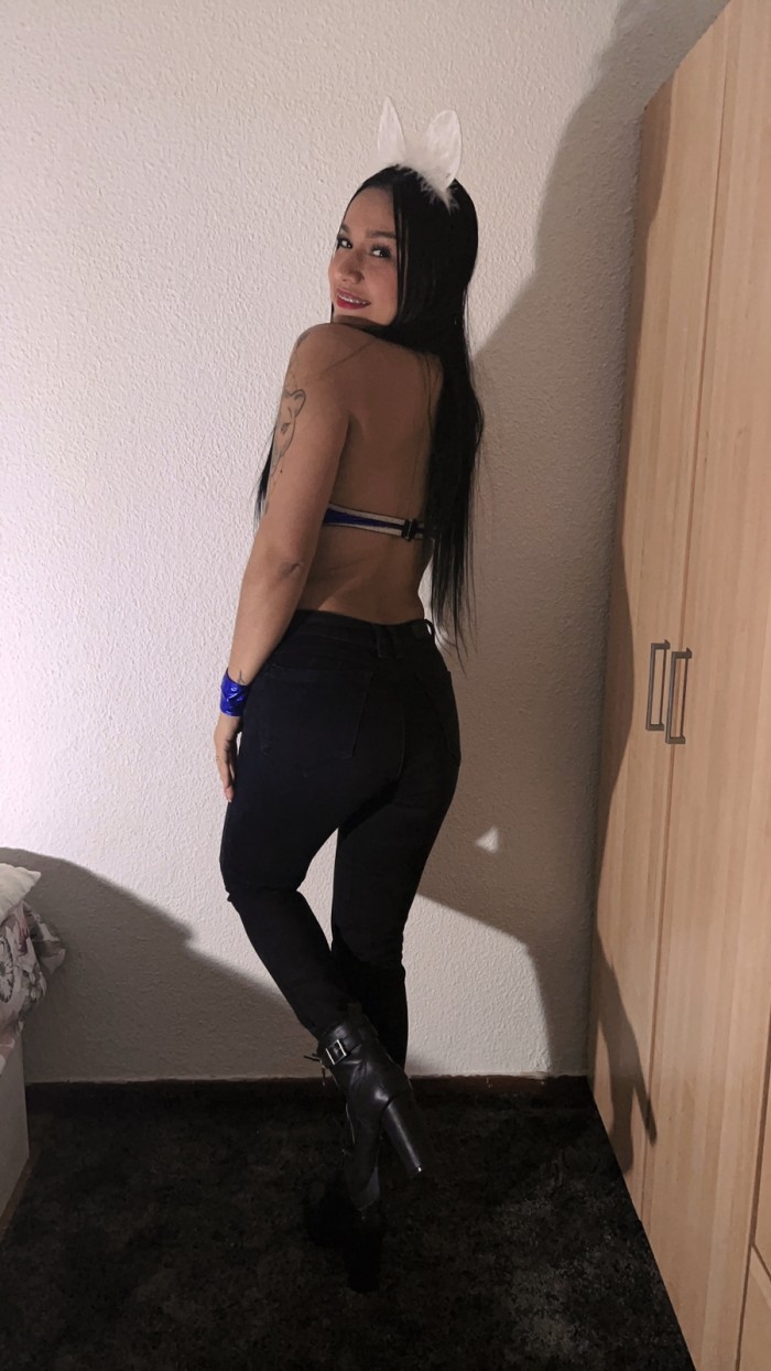LATINA MUY CACHONDA CON GANAS DE SEXO MOJADITO