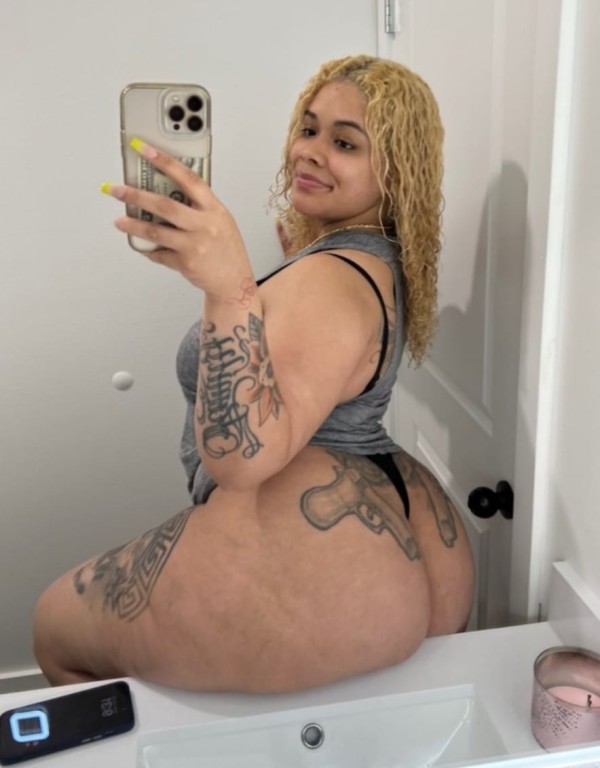 Tatuada culona latina exuberante gordita culazo