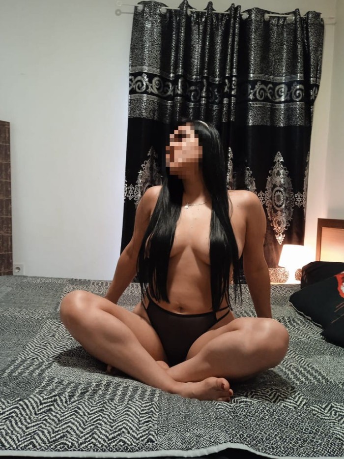 JOVENCITA COLOMBIANA LLENA DE PLACER