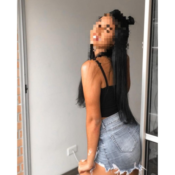 Delgada hermosa muy extrovertida..