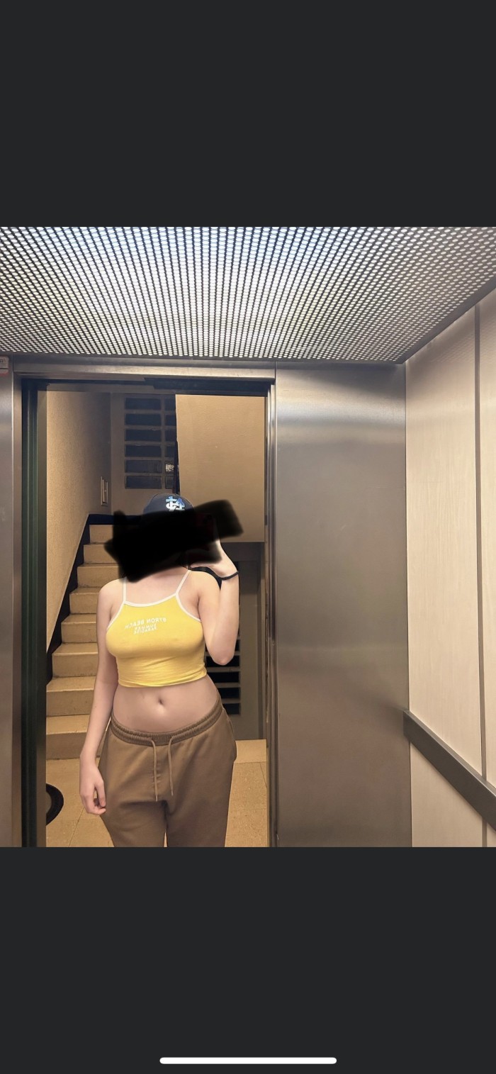 Pelirroja rica y tetona con un rico culo