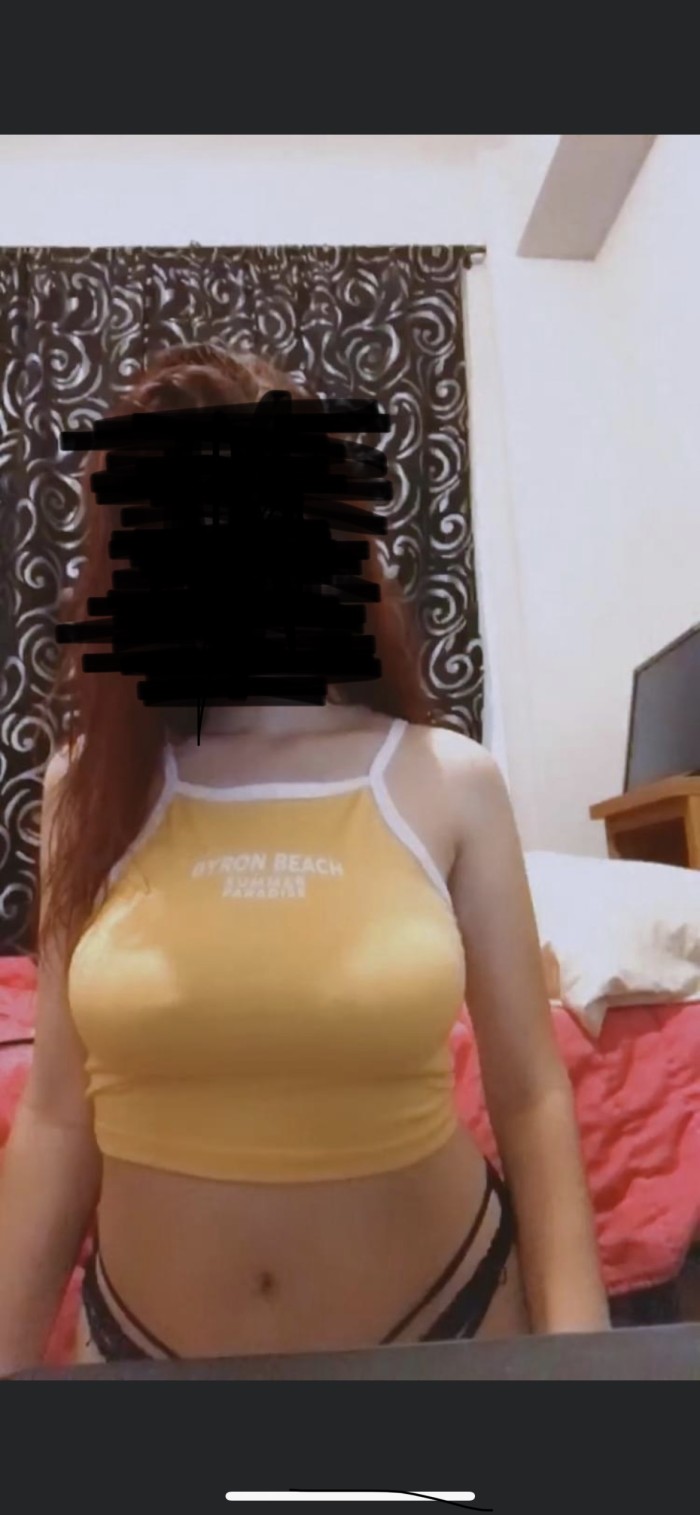 Pelirroja rica y tetona con un rico culo