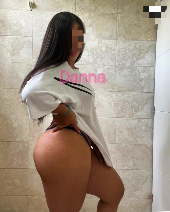 Latina joven muy complaciente