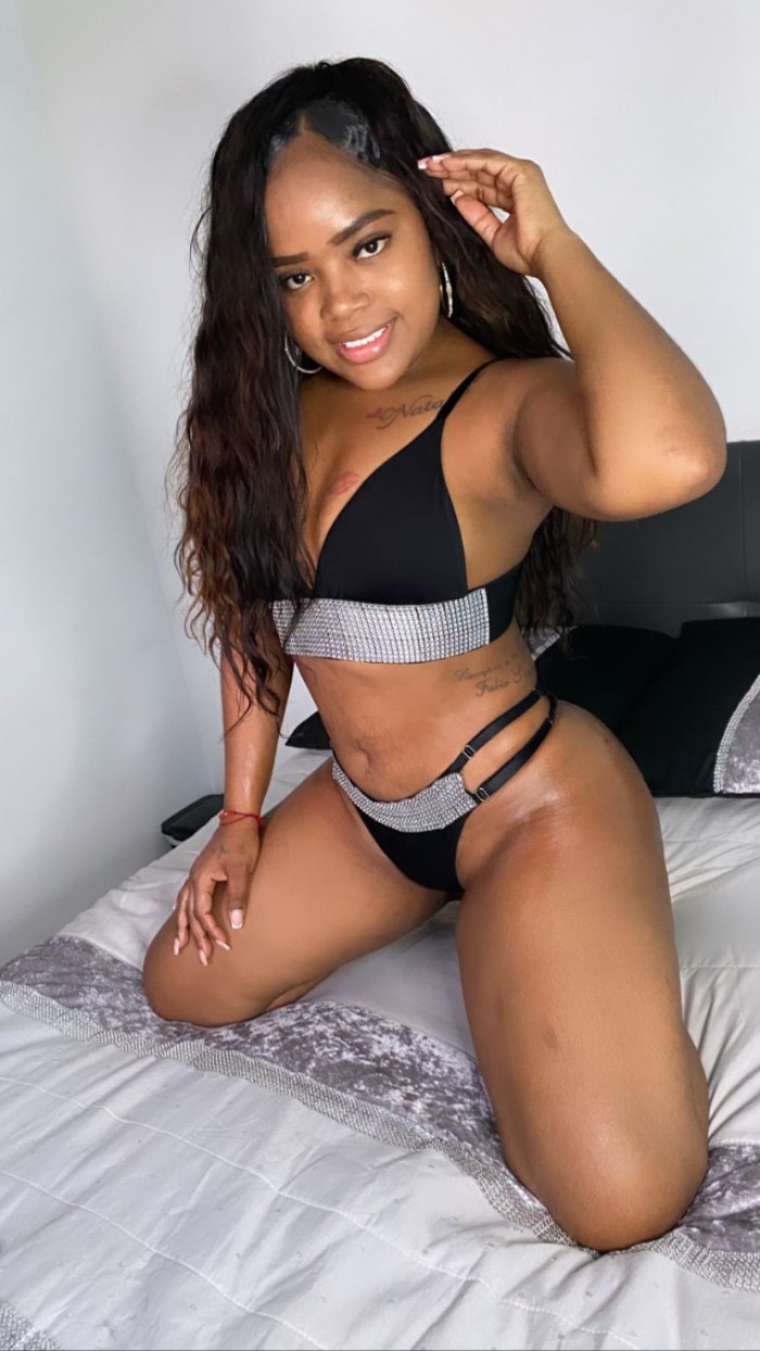 Mulatita potente con ganas de leche