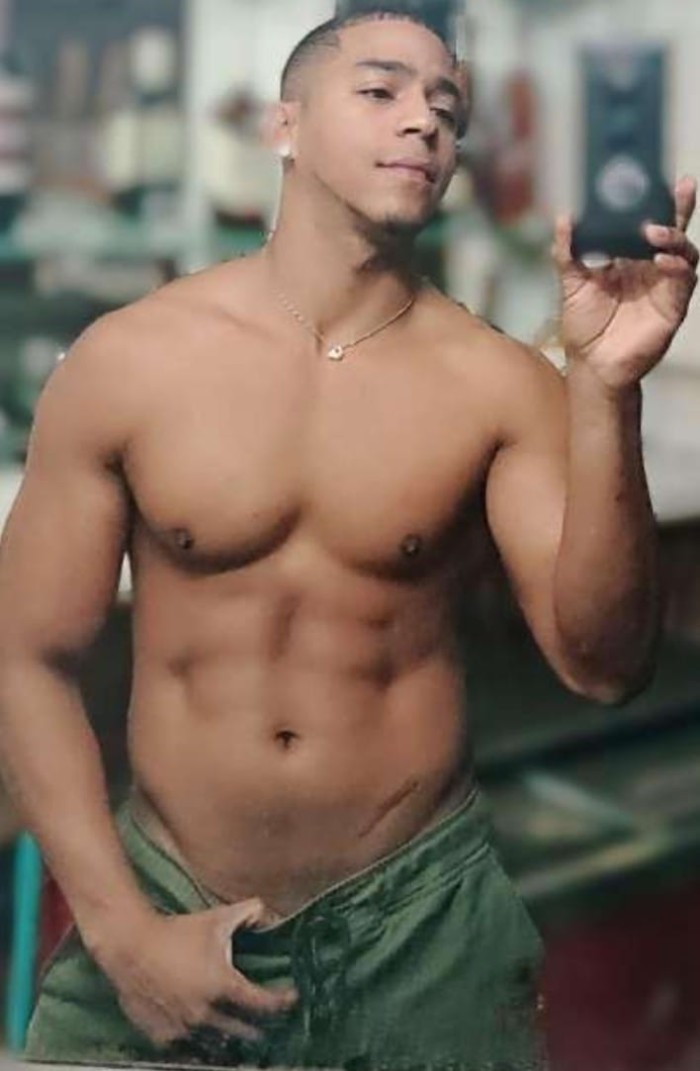 Masajista masculino activo de buenas manos