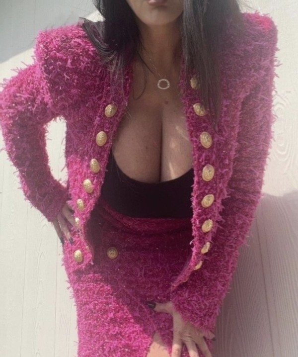 MADURA ELEGANTE PODEROSA TAMBIÉN HOTELES DOMICILIO