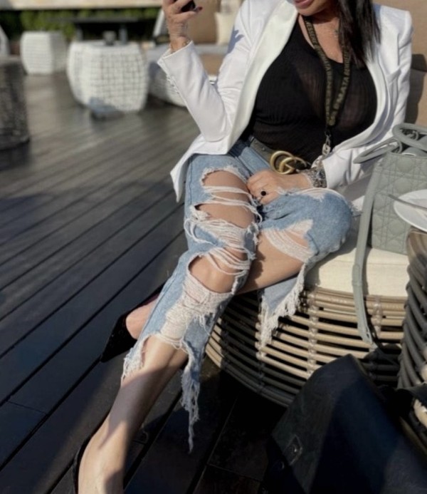 MADURA ELEGANTE PODEROSA TAMBIÉN HOTELES DOMICILIO