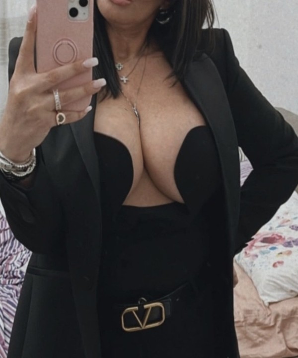 MADURA ELEGANTE PODEROSA TAMBIÉN HOTELES DOMICILIO