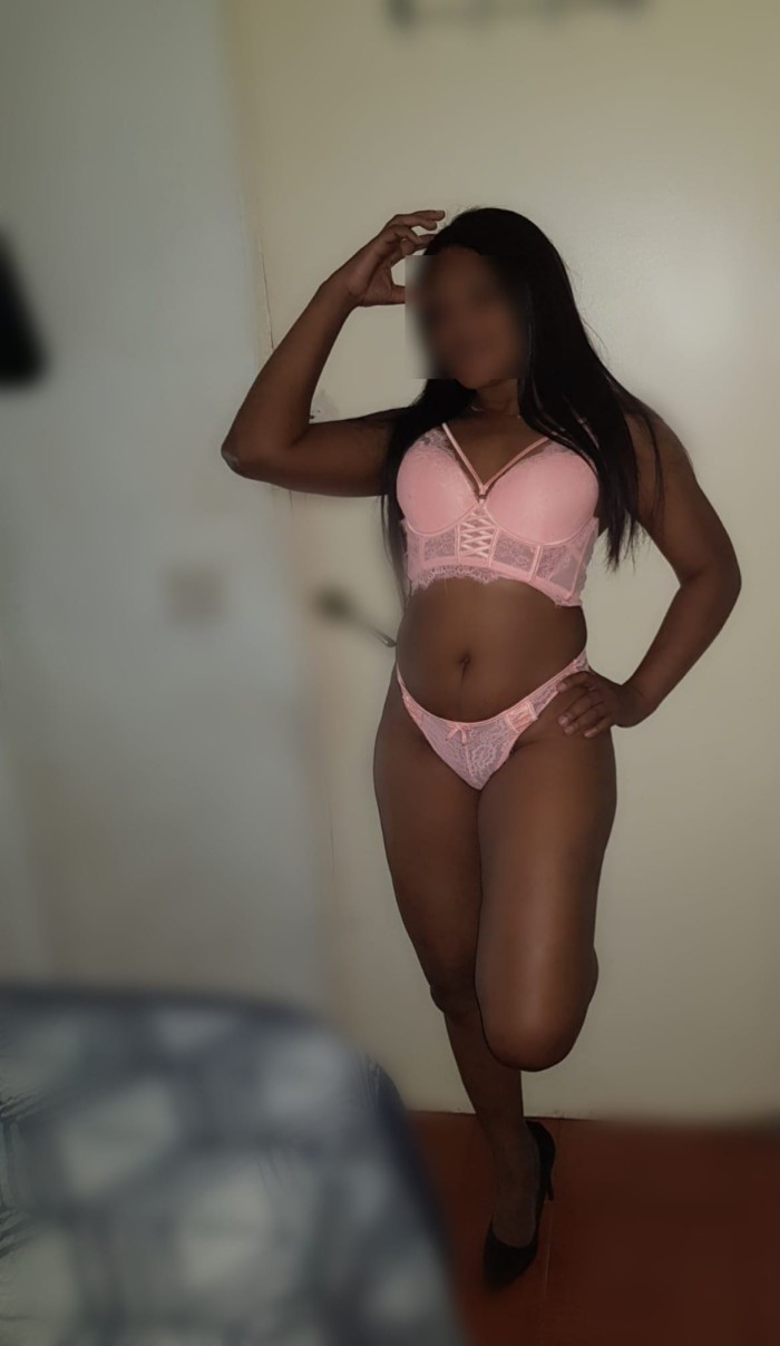 MUJER COQUETA COMPLACIENTE DISCRETA