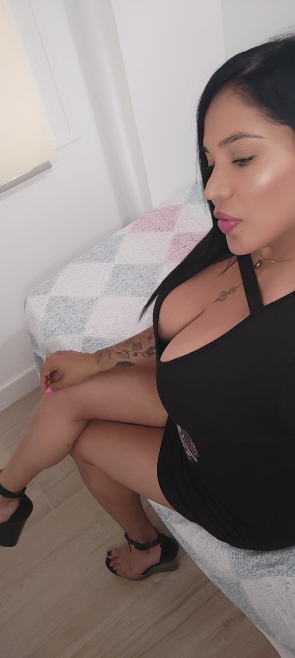 Linda latina atrevida, sexy e implicada