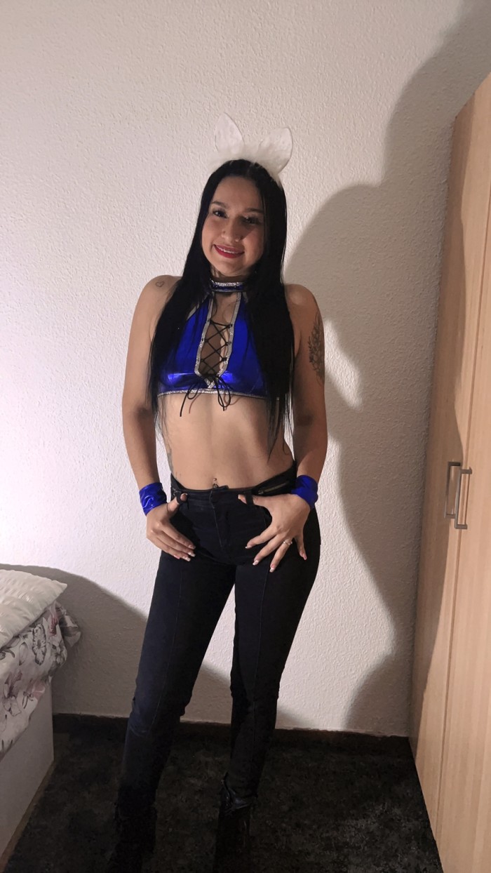 UNA RICA COLOMBIANA ARDIENTE Y CACHONDA