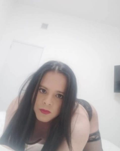 MIA, EXPERTA EN NOVATOS Y CON GARGANTA PROFUNDA