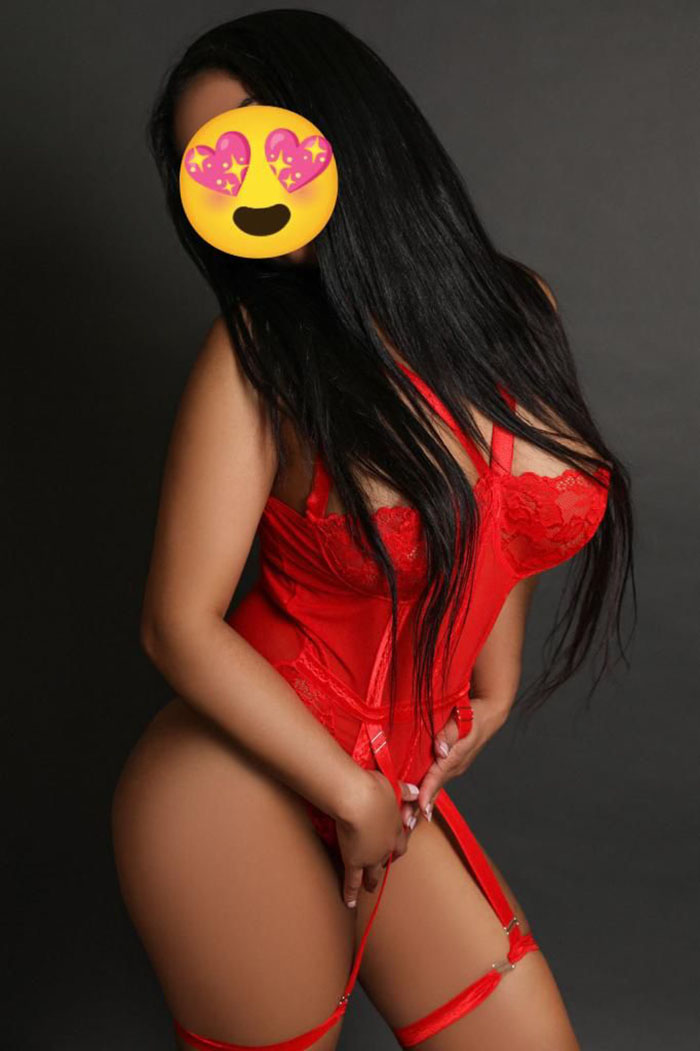 hermosa y sensual brasileña espera por ti