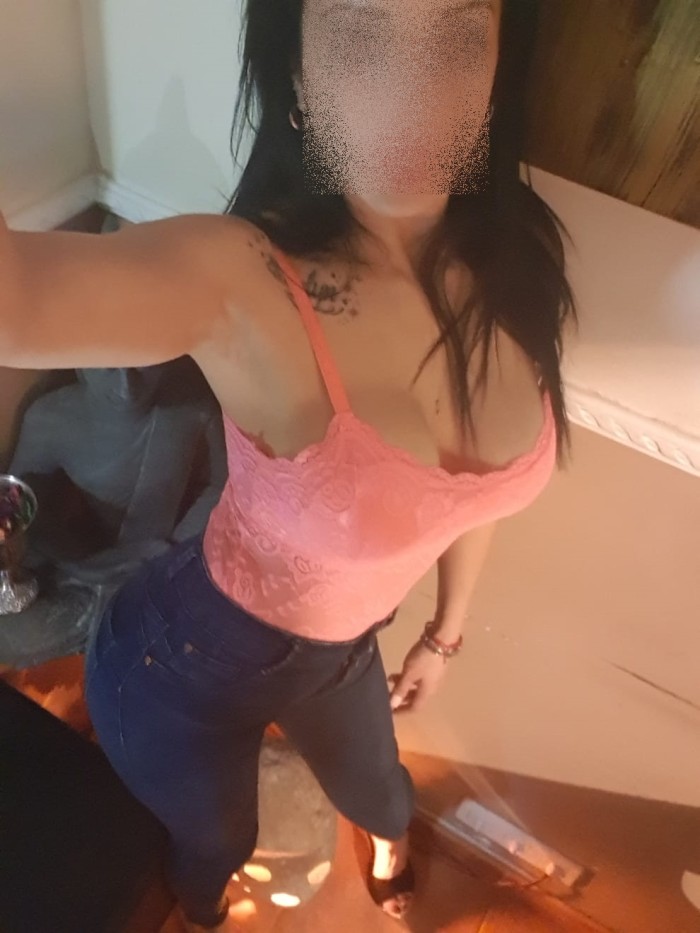 mujer bella y con ganas de disfrutar muchisimo
