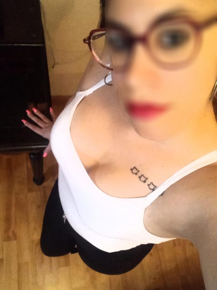 Cariñosa caliente con ganas de pasarla bien