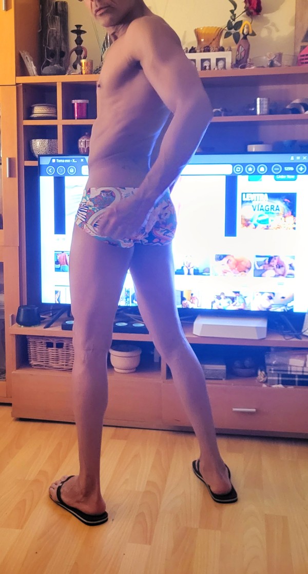 Chico musculado bien dotado versátil en terrassa