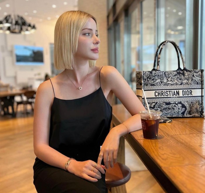 SOFIA – RUSA, 19 añitos- SALIDAS