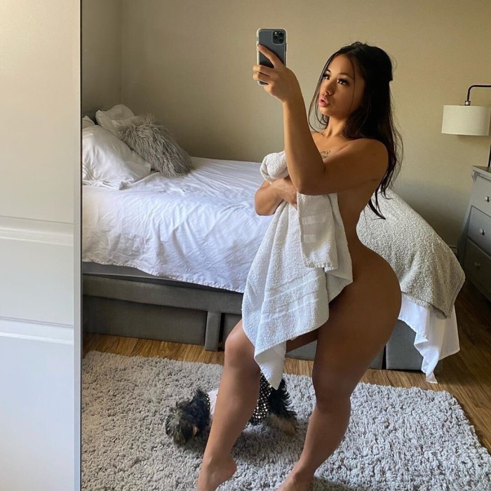 Morenaza.. cuerpo de infarto, muy flexible!!