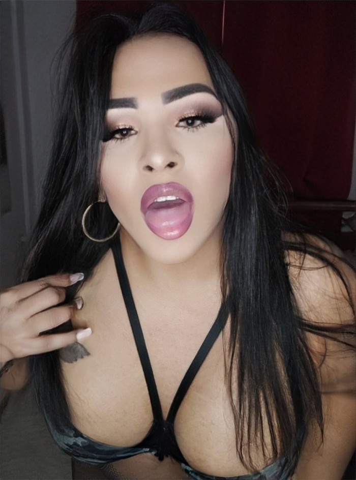 Chloe ardiente lechera cañera fiestera