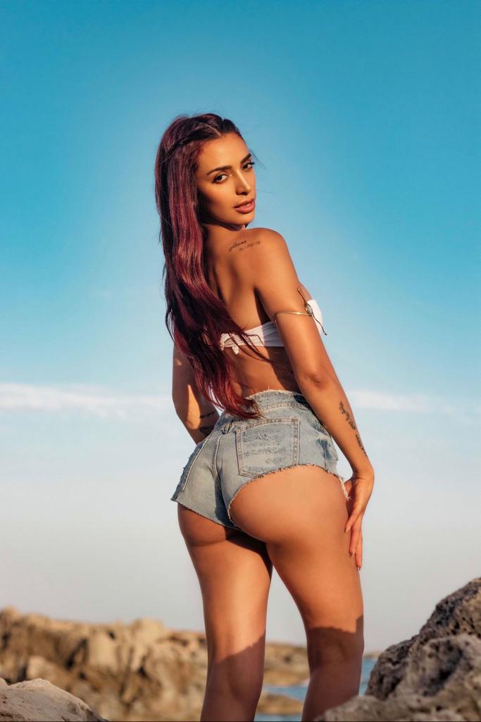 jovencita española pícara y sexy en Marbella