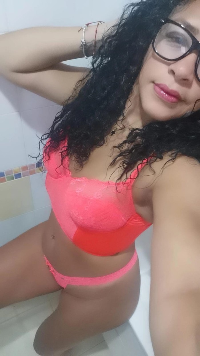 COMPLACIENTE, DIVERTIDA Y MUY DISCRETA