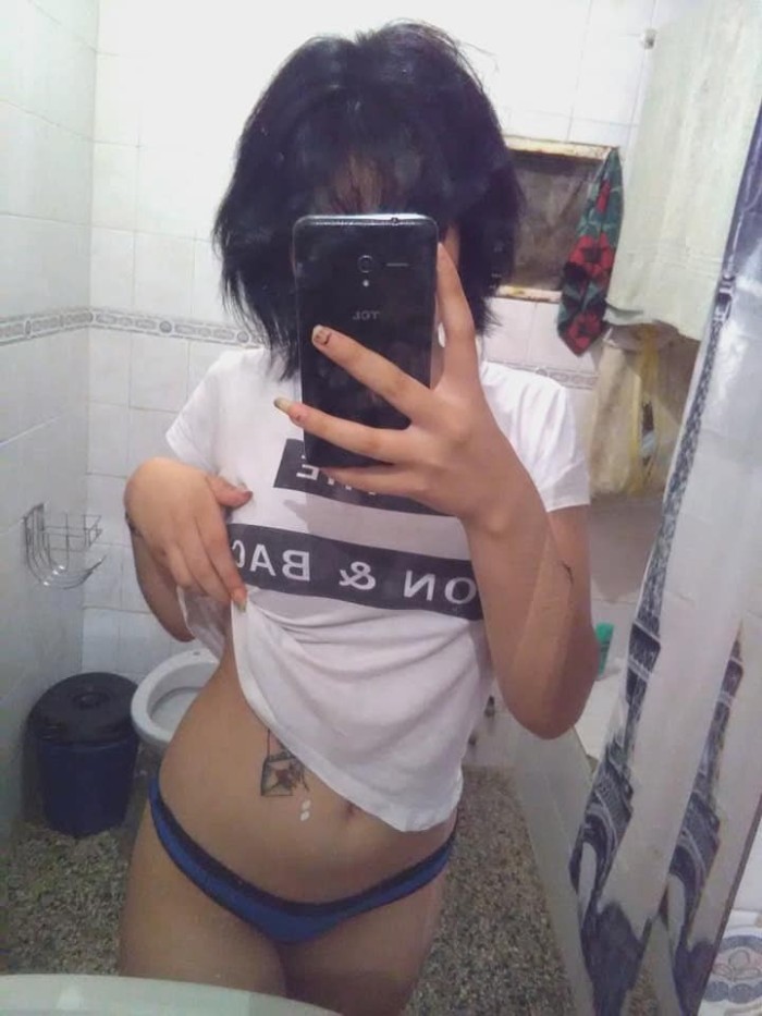 VIVO SOLA, CON GANAS DE POLLA Y TRAGAR SEMEN