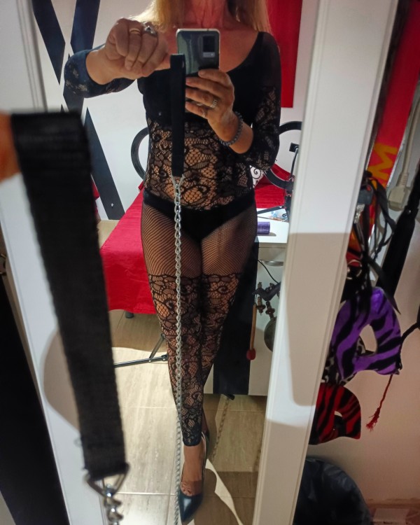 Mistress María, mamá regañosa profesora maestra denti