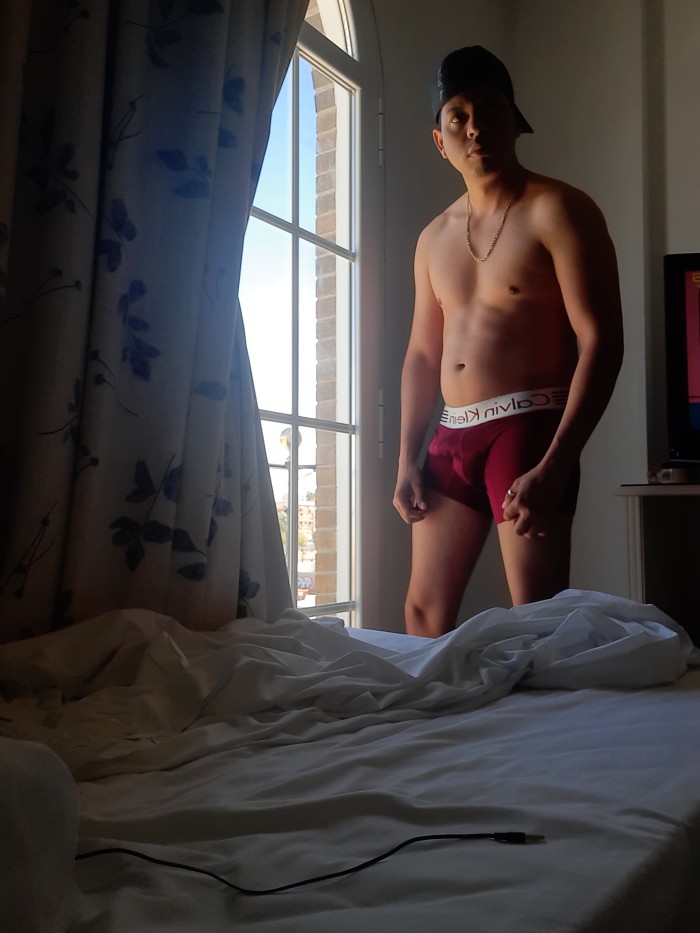 Latino listo para satisfacer tus deseos más íntimo