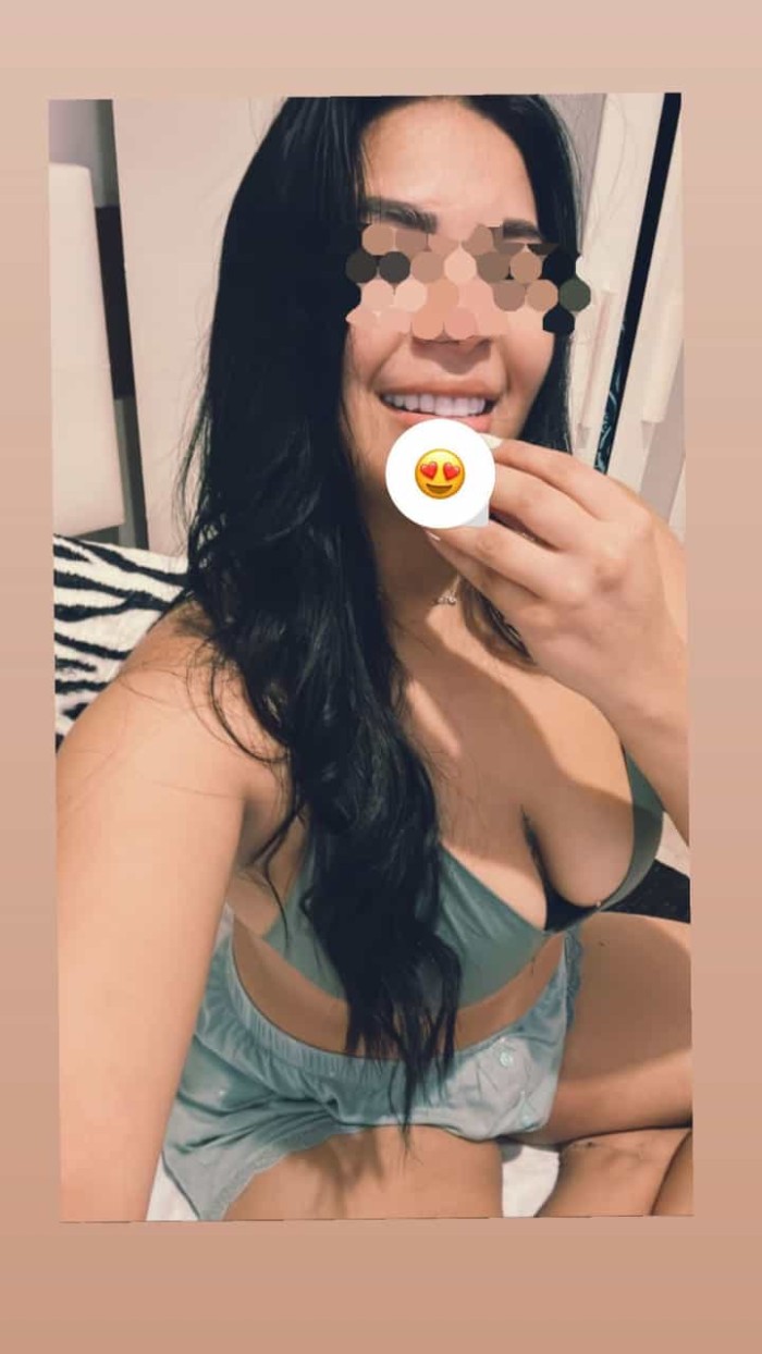 jovencita latina ardiente y cariñosa