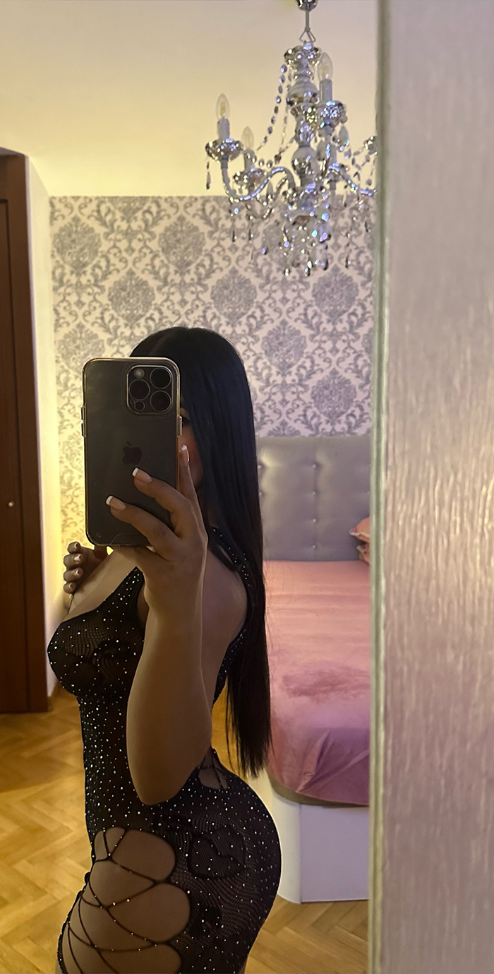 hermosa colombiana pelinegra con cuerpo de diosa