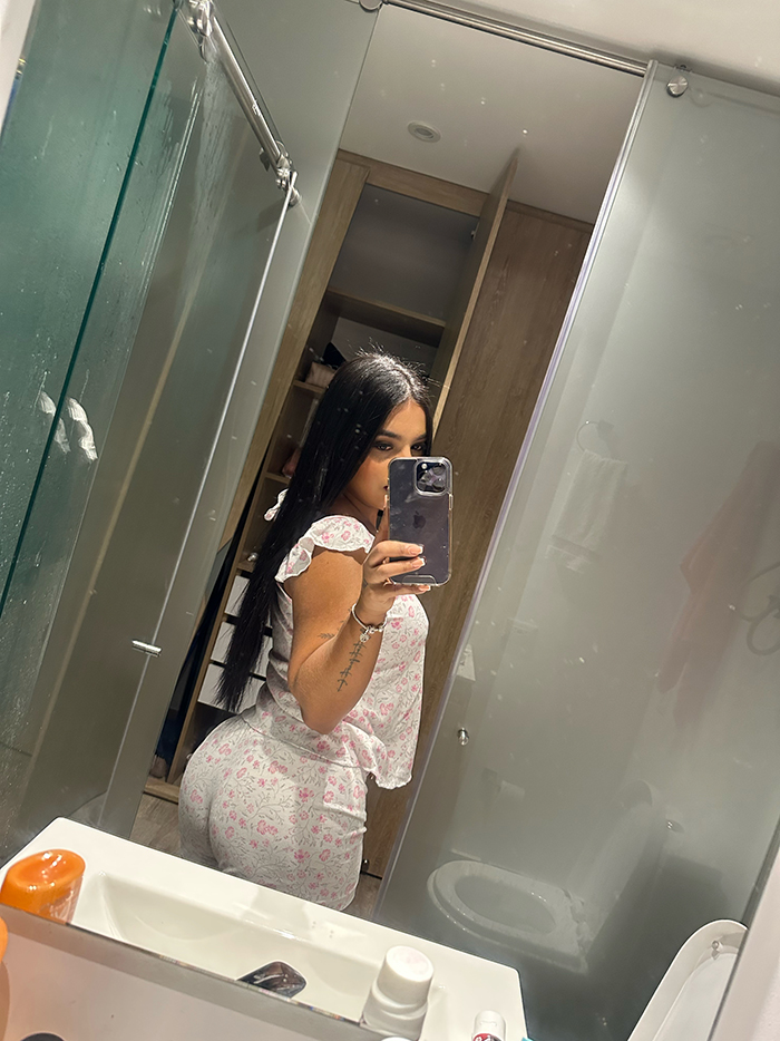 hermosa colombiana pelinegra con cuerpo de diosa