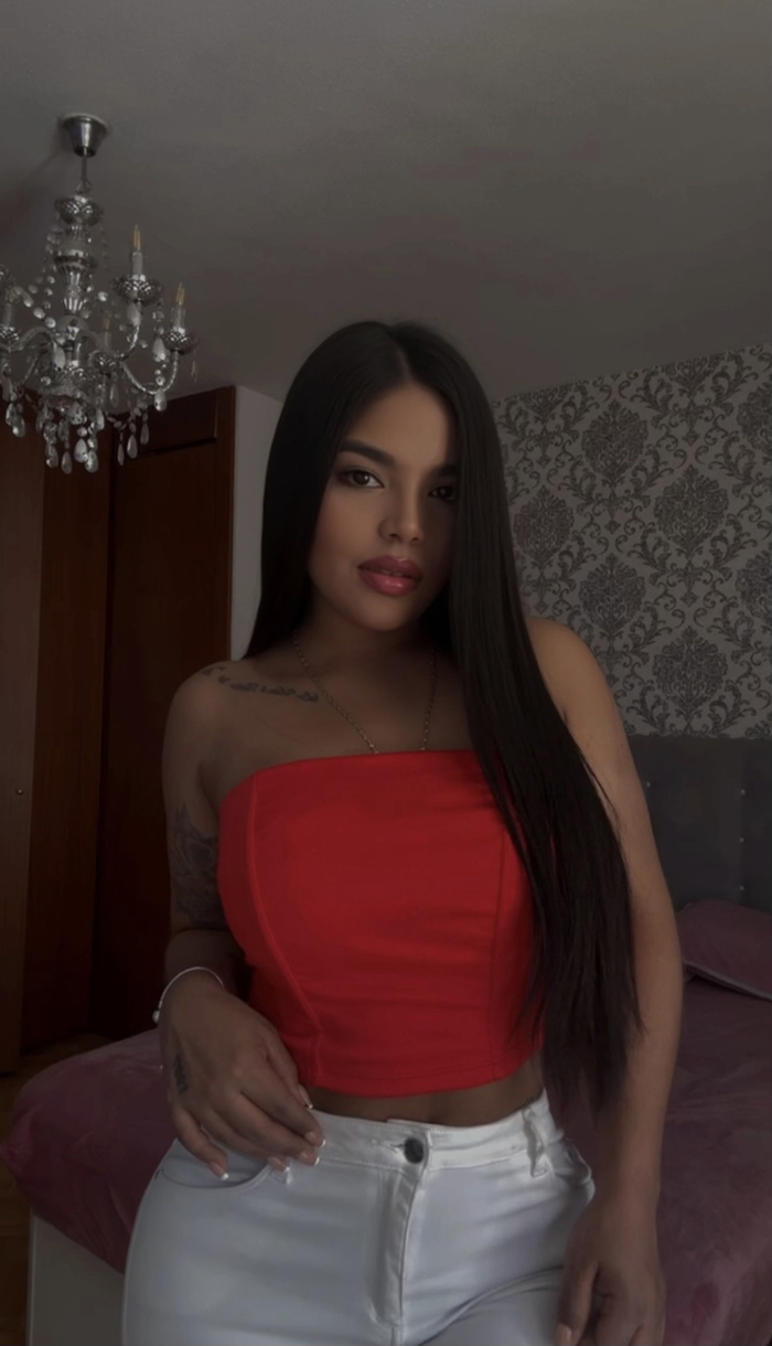 hermosa colombiana pelinegra con cuerpo de diosa