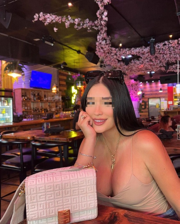 ME LLAMAN LA DEVORADORA DE POLLAS